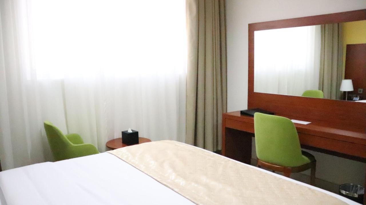 אבו דאבי Al Riyadh Hotel Apartments מראה חיצוני תמונה